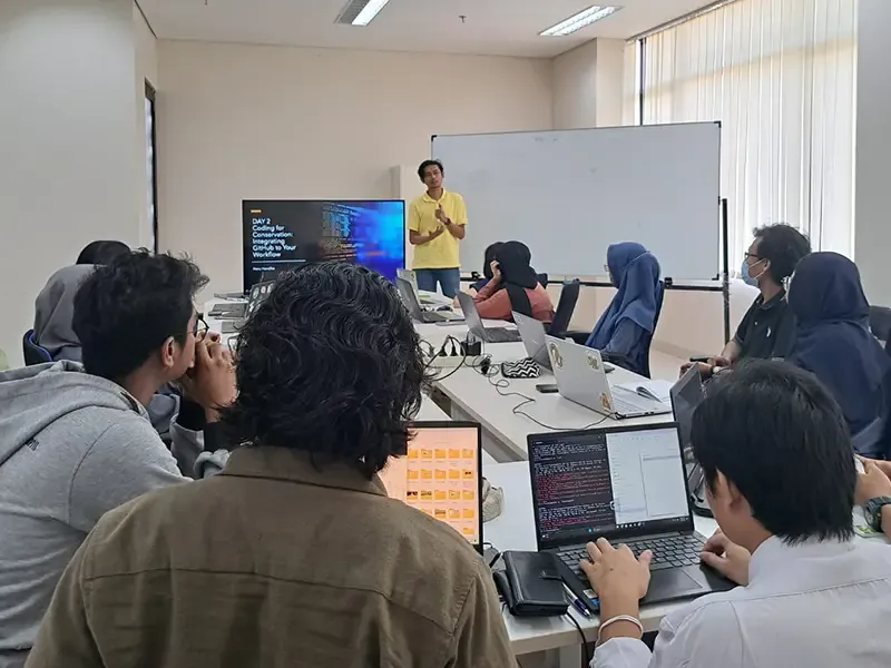 Heru Handika giving a GitHub workshop at Tambora Muda Indonesia